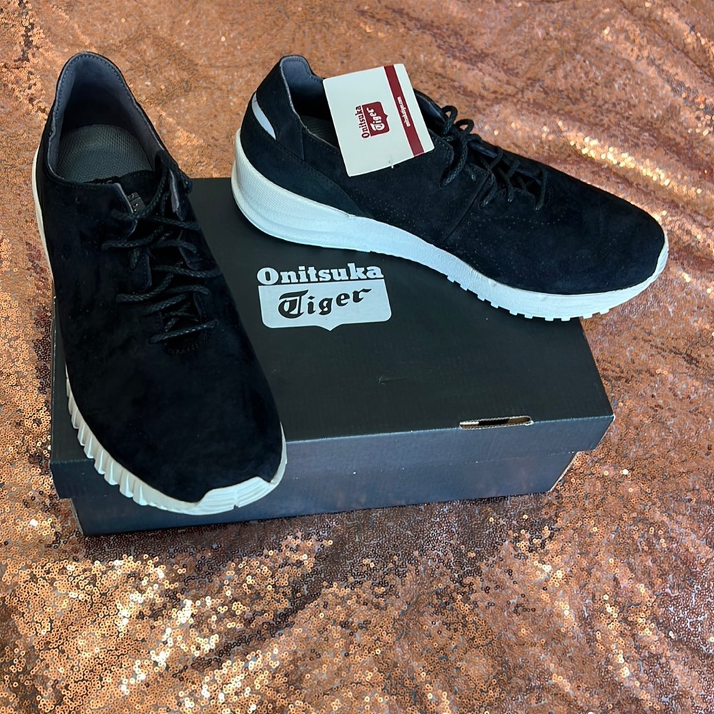 NWT + BOX! Mens Onitsuka Tiger by ASICS Black Samsara Lo shoes.